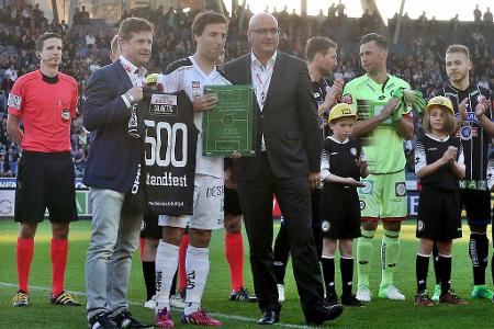 Joachim Standfest wird von der Liga für sein 500. Spiel geehrt