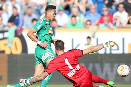 Christoph Riegler bringt Joelinton zu Fall und kann froh sein, dass Schiedsrichter Harkam ihm nur Gelb zeigt