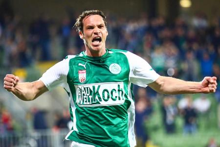 Patrick Bürger dreht die Partie gegen Ried quasi im Alleingang, fälscht erst einen Jano-Freistoß zum 1:1-Ausgleich ab und ma...