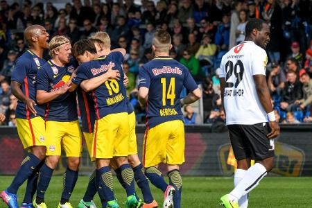 Doppeltorschütze Andreas Ulmer lässt sich von seinen Salzburger Teamkollegen feiern. Der Linksverteidiger bringt seine Bulle...