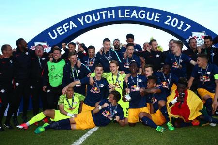 RB Salzburg gewinnt die Youth League 2017! Erstmals darf ein österreichisches Team eine Europacup-Trophäe in die Luft stemme...