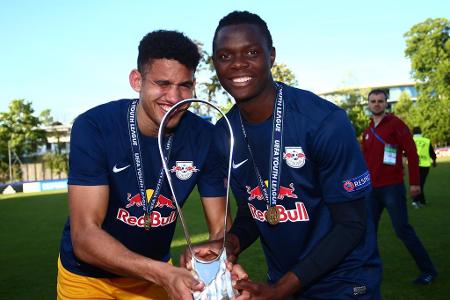 Alexander Schmidt und Patson Daka mit dem Pokal.