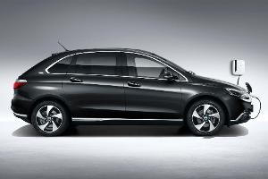 China-Stromer: Daimler präsentiert Denza 500