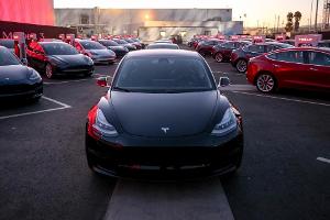 Tesla bringt Akkuproduktion auf Kurs