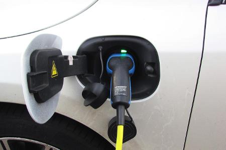 Fast 6.000 E-Autos und Plug-in-Hybride im August