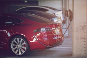 Tesla bietet kostenfreie Ladestationen an