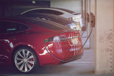 Tesla bietet kostenfreie Ladestationen an Tesla bietet kostenfreie Ladestationen an