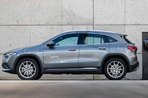 Mercedes Kompaktwagen-Familie mit Stecker