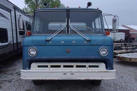 Unglaubliches Interieur: Ford-Wohnmobil im Stil der 70er-Jahre