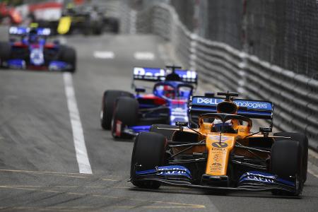 So herzhaft lacht Mercedes über und mit Lewis Hamilton!