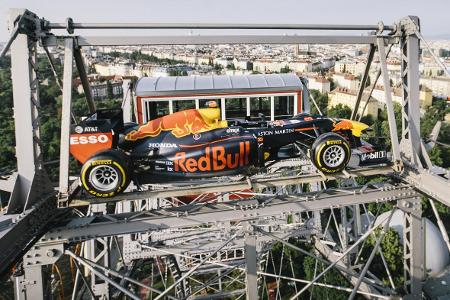 Luftige Höhe: Max Verstappens Red Bull RB15 auf dem Wiener Riesenrad