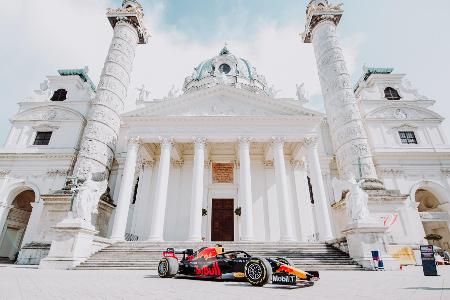Spektakulärer PR-Stunt: Red Bull RB15 auf dem Wiener Riesenrad