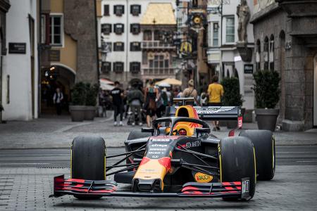 Spektakulärer PR-Stunt: Red Bull RB15 auf dem Wiener Riesenrad