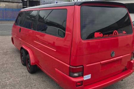 VW T4 Bus wird zum Wohnwagen mit Geheimnis unter der Haube VW T4 Bus wird zum Wohnwagen mit Geheimnis unter der Haube