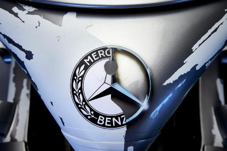 Der Mercedes-Stern in alter und neuer Version auf dem W10
