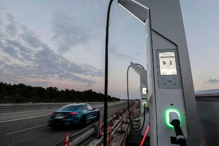 Porsche Taycan: Innenraum teilweise enthüllt