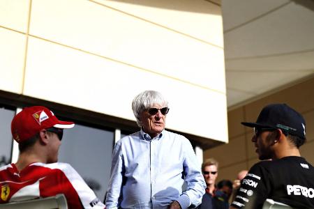 Bernie Ecclestone im Gespräch mit Sebastian Vettel und Lewis Hamilton Bernie Ecclestone im Gespräch mit Sebastian Vettel und Lewis Hamilton