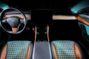 Vilner pimpt Tesla Model 3-Interieur mit Hahnentrittmuster und viel Türkis