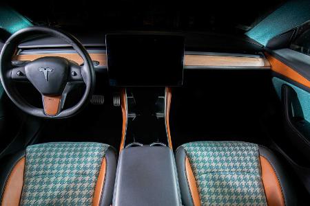 Vilner pimpt Tesla Model 3-Interieur mit Hahnentrittmuster und viel Türkis