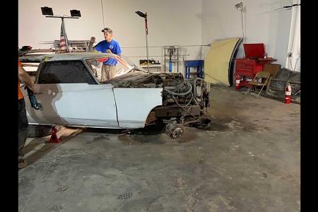 Das längste Auto der Welt ist ein Cadillac Eldorado mit 26 Rädern