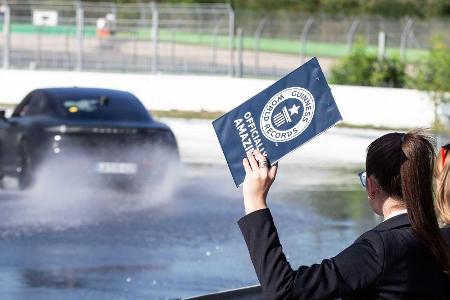 Porsche Taycan driftet ins Guinness-Buch der Rekorde