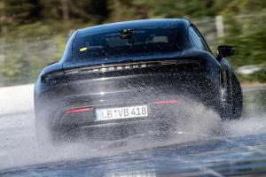 Porsche Taycan driftet ins Guinness-Buch der Rekorde