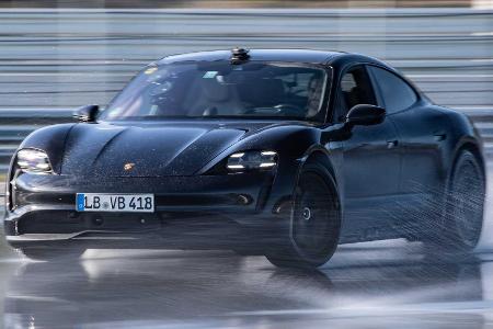 Porsche Taycan driftet ins Guinness-Buch der Rekorde