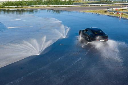 Porsche Taycan driftet ins Guinness-Buch der Rekorde