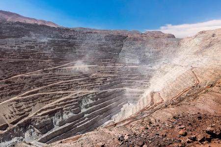 Auf der Suche nach spektakulären Tagebauen lohnt sich der Blick nach Südamerika. Chuquicamata in der Atacama-Wüste Chiles is...