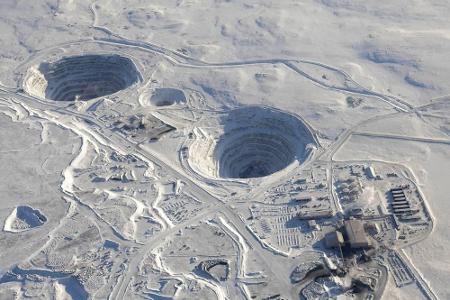 Sieht aus wie auf der Mondoberfläche, ist aber Kanada. Die Ekati-Diamantenmine befindet sich weit im Norden des Landes, 200 ...