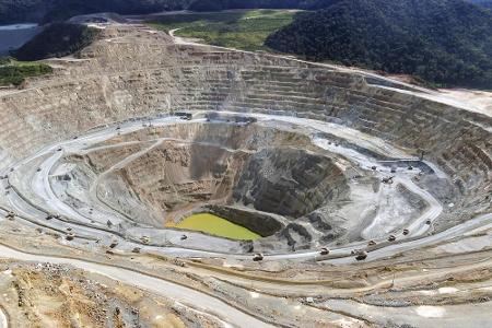 Die Grasberg-Mine in Indonesien gehört zu den größten, rentabelsten aber auch umstrittensten Tagebauten der Welt. Sie ist zw...