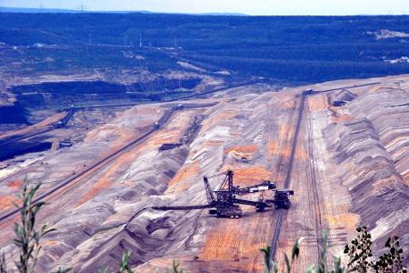 Deutschlands Gigant ist der Tagebau Hambach im Süden von Nordrhein-Westfalen. Auf einer maximalen Fläche von 8.500 Hektar da...