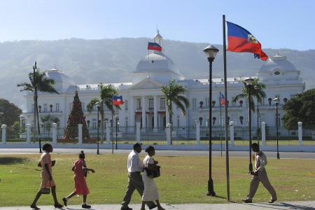 9_Präsidentenpalast Haiti 2009 blickwinkel.jpg