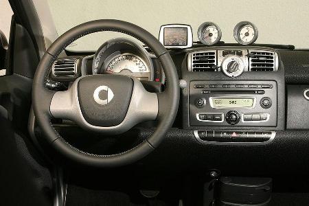 Übersichtlich und sachlich präsentiert sich das Cockpit, die Anmutung mancher Materialien könnte besser sein.