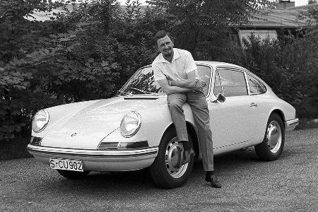 1963: Ferdinand Alexander Porsche 1963 vor dem Porsche 901 - Unter dem namen wurde der neue Porsche 1963 auf der IAA vorgest...