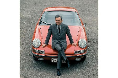 1968: Ferry Porsche auf dem Porsche 911 2,0 Coupé.