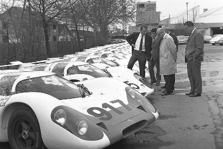 1969: Ferdinand PiÃ«ch (links) und Helmuth Bott (rechts) mit dem Porsche Typ 917 im Werk 1 am 22.04.1969.