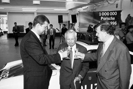 1996: Wendelin Wiedeking, Ferry Porsche und Erwin Teufel (v.l.) feiern den einmillionsten Porsche.