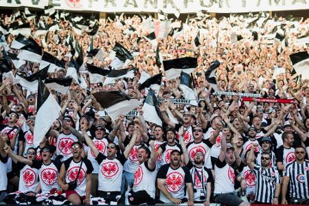 Tausende Eintracht-Fans empfangen die Mannschaft am Römer: 