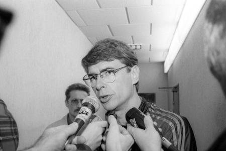 Nach seiner ersten Trainerstation in Nancy schließt sich Wenger 1987 der AS Monaco an. Bereits dort macht der gebürtige Stra...