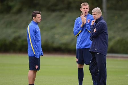 Im Jahr 2013 stehen in Arsenals Kader insgesamt sechs deutsche Spieler. Mesut Özil (l.), der für 50 Millionen Euro geholt wi...