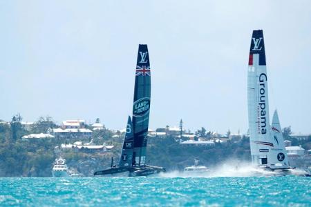 America's Cup: Flaute lässt keine Rennen zu America's Cup: Flaute lässt keine Rennen zu
