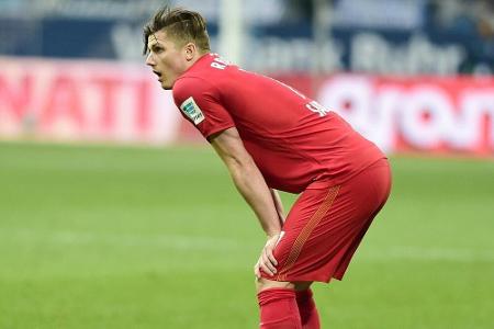 Aus Frankfurter Fan-Block: Dartpfeil auf jubelnde Leipziger Aus Frankfurter Fan-Block: Dartpfeil auf jubelnde Leipziger