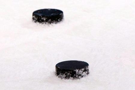 Rätsel gelöst: Körperöl sorgte bei Eishockey-WM für Spielverzögerungen Rätsel gelöst: Körperöl sorgte bei Eishockey-WM für Spielverzögerungen