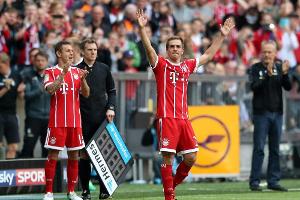 17.49 Uhr: Rauball überreicht Schale an Bayern-Kapitän Lahm
