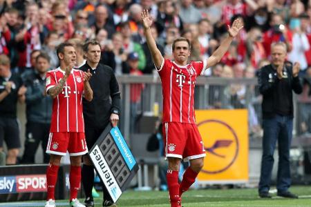 17.49 Uhr: Rauball überreicht Schale an Bayern-Kapitän Lahm 17.49 Uhr: Rauball überreicht Schale an Bayern-Kapitän Lahm