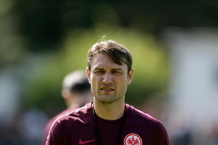 Frankfurts Co-Trainer Robert Kovac überwältigt einen Räuber Frankfurts Co-Trainer Robert Kovac überwältigt einen Räuber