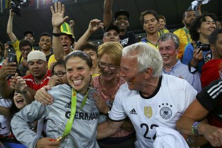 Fußball: Olympiasiegerin Krahn beendet Karriere Fußball: Olympiasiegerin Krahn beendet Karriere