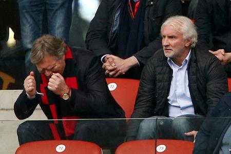 Bayer Leverkusen hält an Völler und Schade fest Bayer Leverkusen hält an Völler und Schade fest