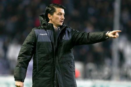 Bierbecher trifft Trainer am Kopf: Spielabbruch in Griechenland Bierbecher trifft Trainer am Kopf: Spielabbruch in Griechenland